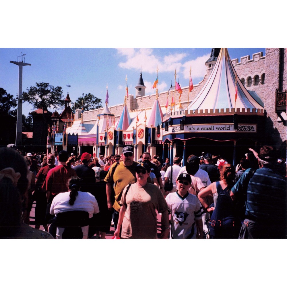 Walt Disney World Magic Kingdom It's A Small World Entrance Crowd Photo 4x6 - Picture 1 of 2